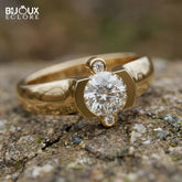 Round Diamond Set Between Two Sparkling Accents on a Beautiful Gold Band - Bijoux Eclore