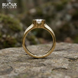 Round Diamond Set Between Two Sparkling Accents on a Beautiful Gold Band - Bijoux Eclore