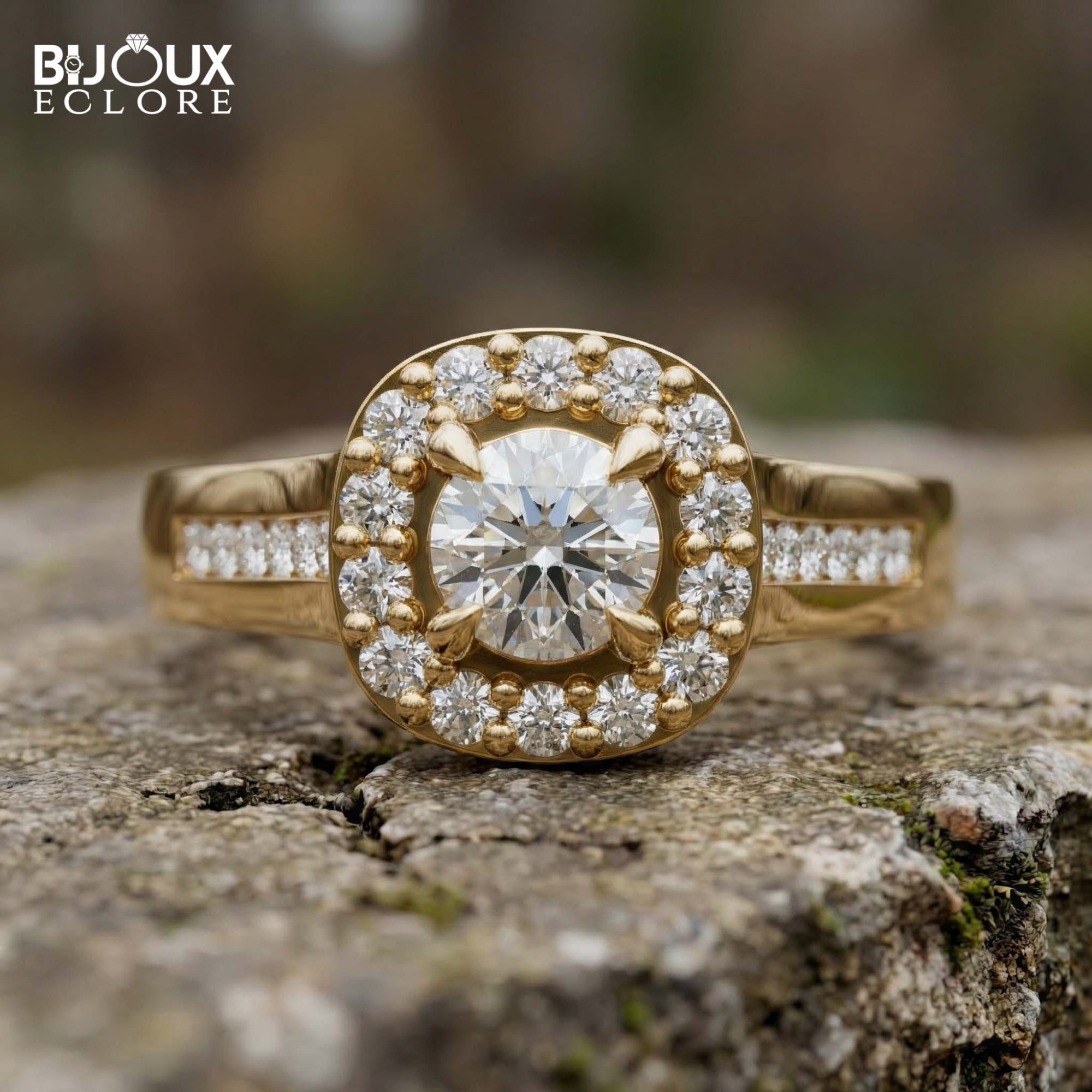 Round-Cut Diamond Surrounded by Sparkling Side Stones, Set in a Timeless Yellow Gold Band - Bijoux Eclore