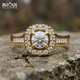 Round-Cut Diamond Surrounded by Sparkling Side Stones, Set in a Timeless Yellow Gold Band - Bijoux Eclore