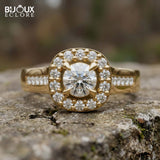 Round-Cut Diamond Surrounded by Sparkling Side Stones, Set in a Timeless Yellow Gold Band - Bijoux Eclore