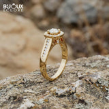 Round-Cut Diamond Surrounded by Sparkling Side Stones, Set in a Timeless Yellow Gold Band - Bijoux Eclore