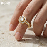 Round-Cut Diamond Surrounded by Sparkling Side Stones, Set in a Timeless Yellow Gold Band - Bijoux Eclore