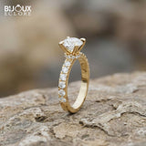 Round-Cut Diamond Set in a Timeless Yellow Gold Band with Glimmering Accent Diamonds - Bijoux Eclore