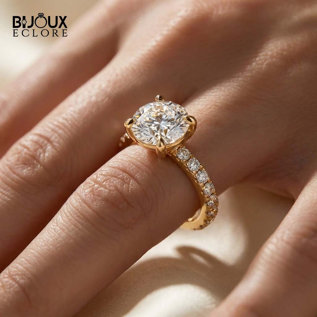 Round-Cut Diamond Engagement Ring with a Brilliant Gold Band and Sparkling Accents - Bijoux Eclore
