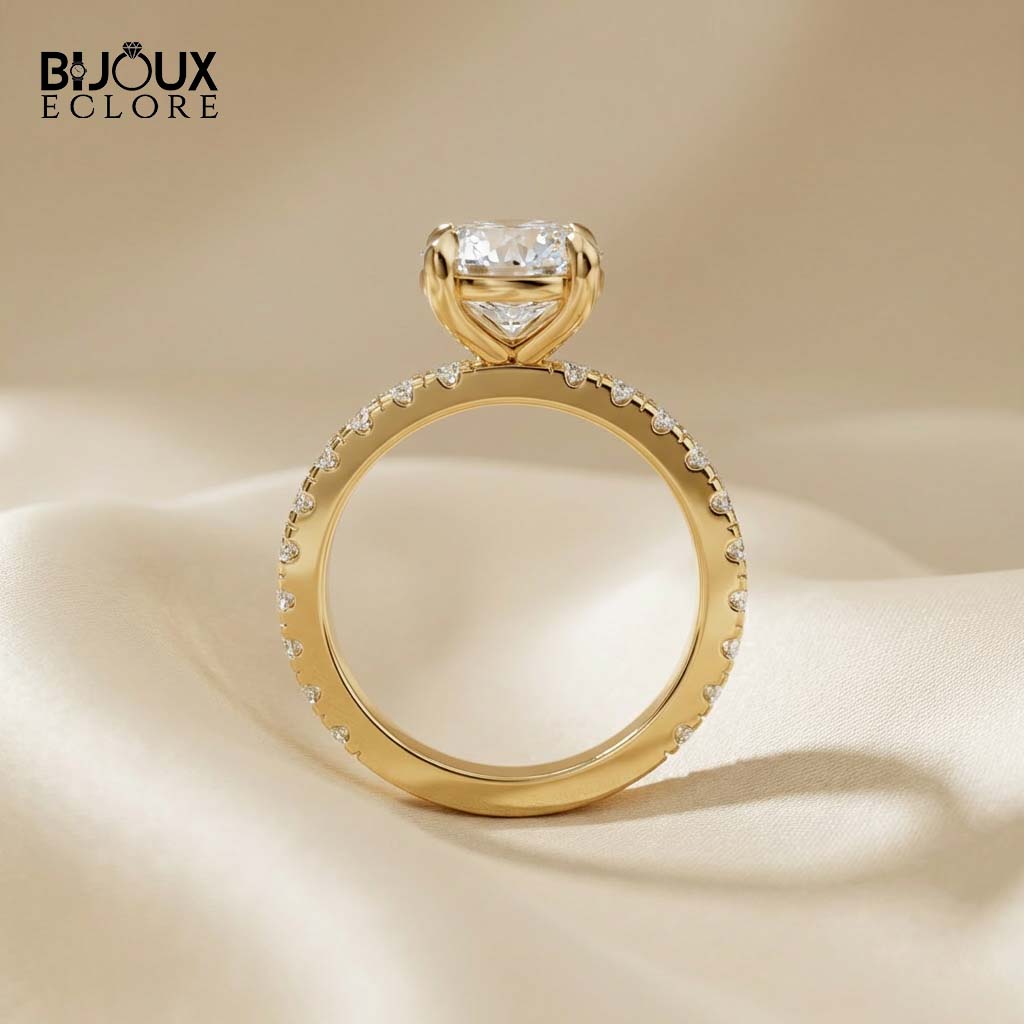 Round-Cut Diamond Engagement Ring with a Brilliant Gold Band and Sparkling Accents - Bijoux Eclore