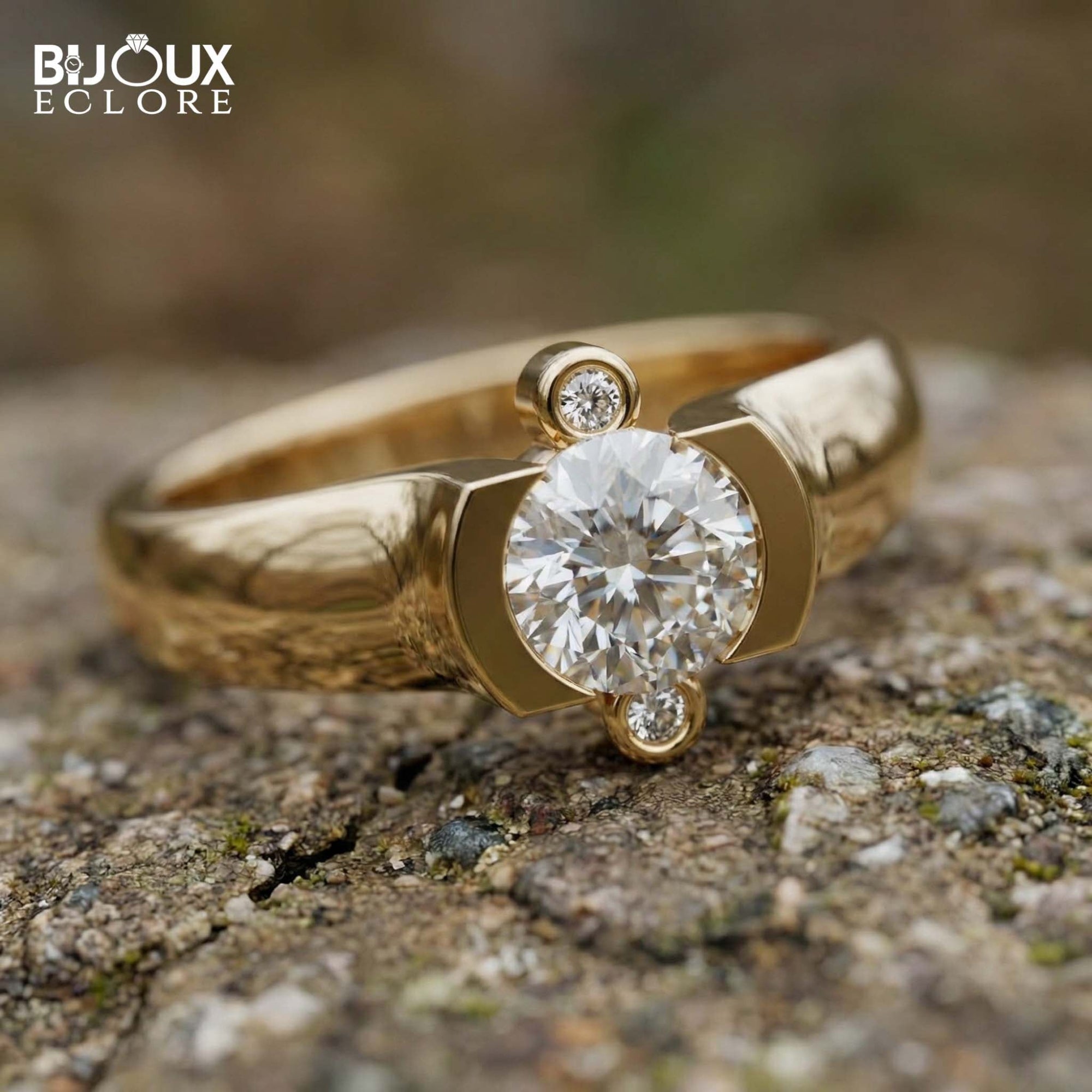 Round Diamond Set Between Two Sparkling Accents on a Beautiful Gold Band - Bijoux Eclore