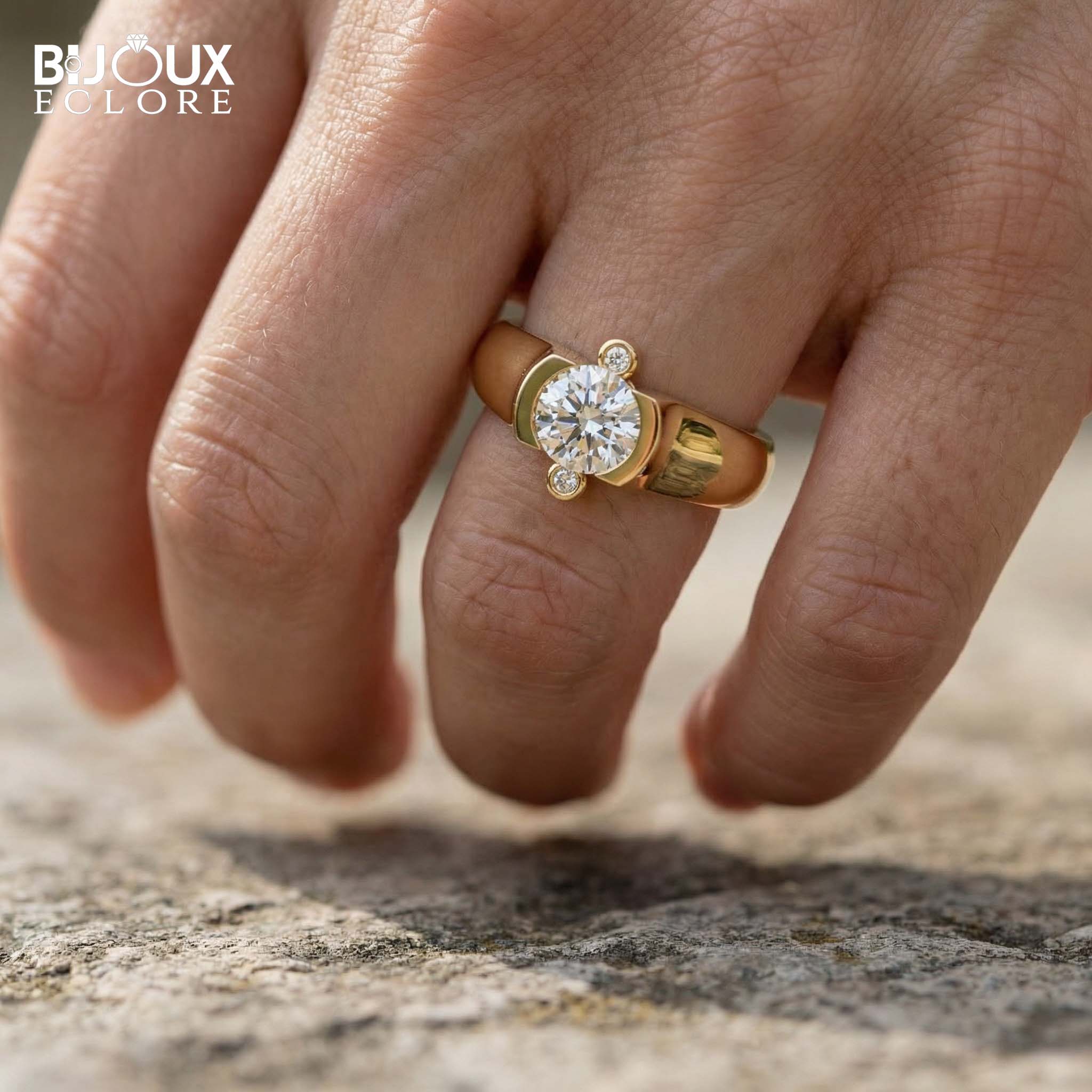 Round Diamond Set Between Two Sparkling Accents on a Beautiful Gold Band - Bijoux Eclore