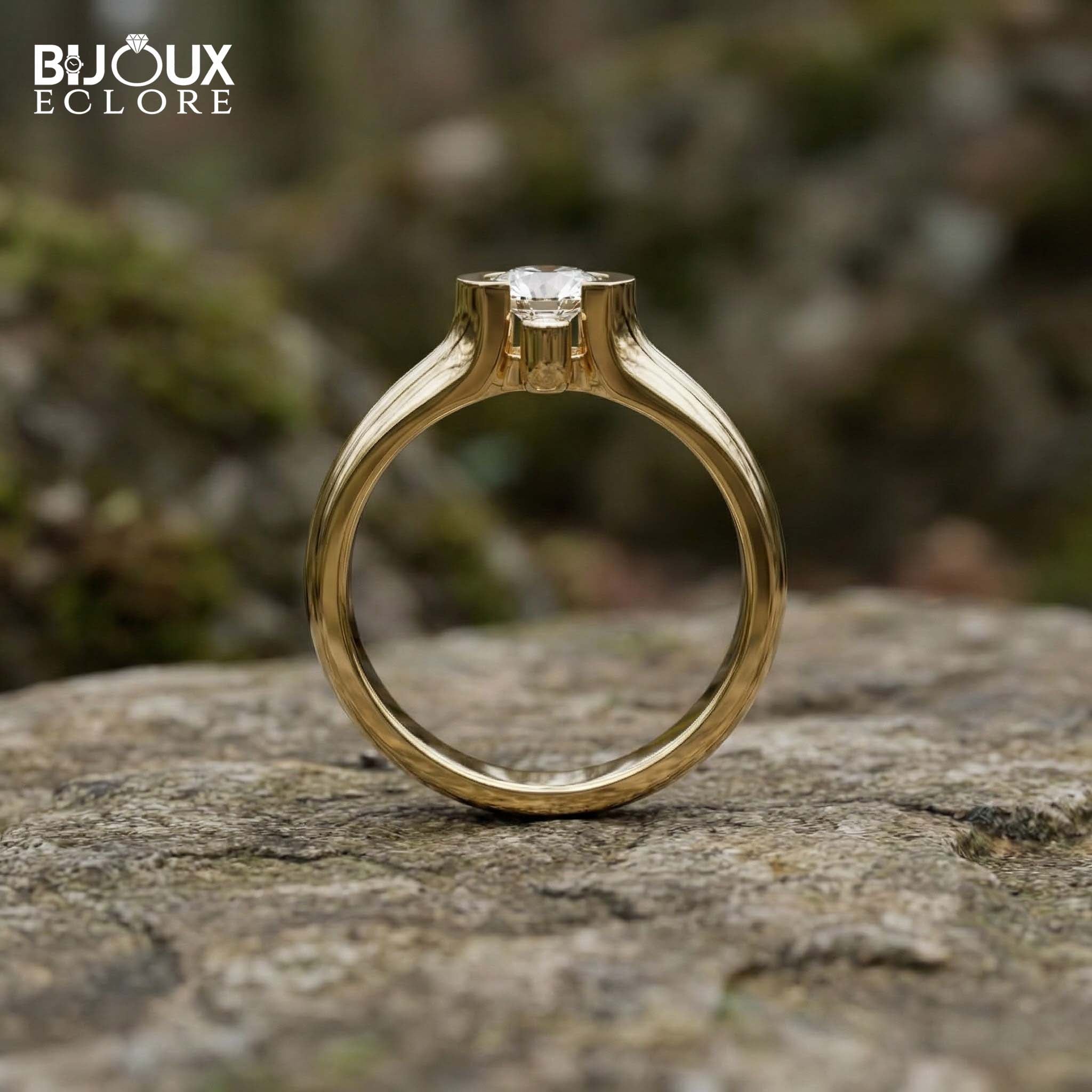 Round Diamond Set Between Two Sparkling Accents on a Beautiful Gold Band - Bijoux Eclore