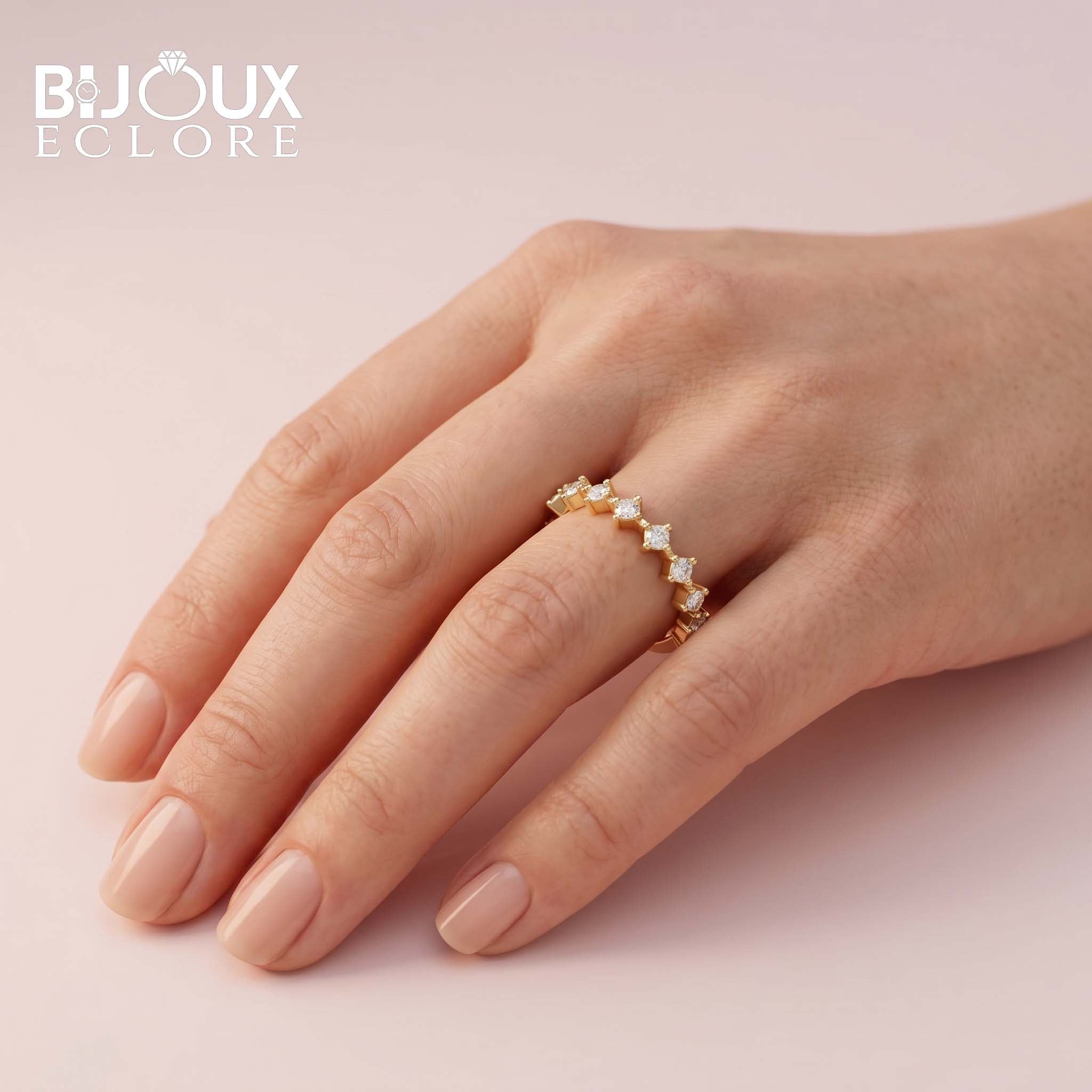 Graduated Round Diamond Ring with Modern Gold Step Design - Bijoux Eclore