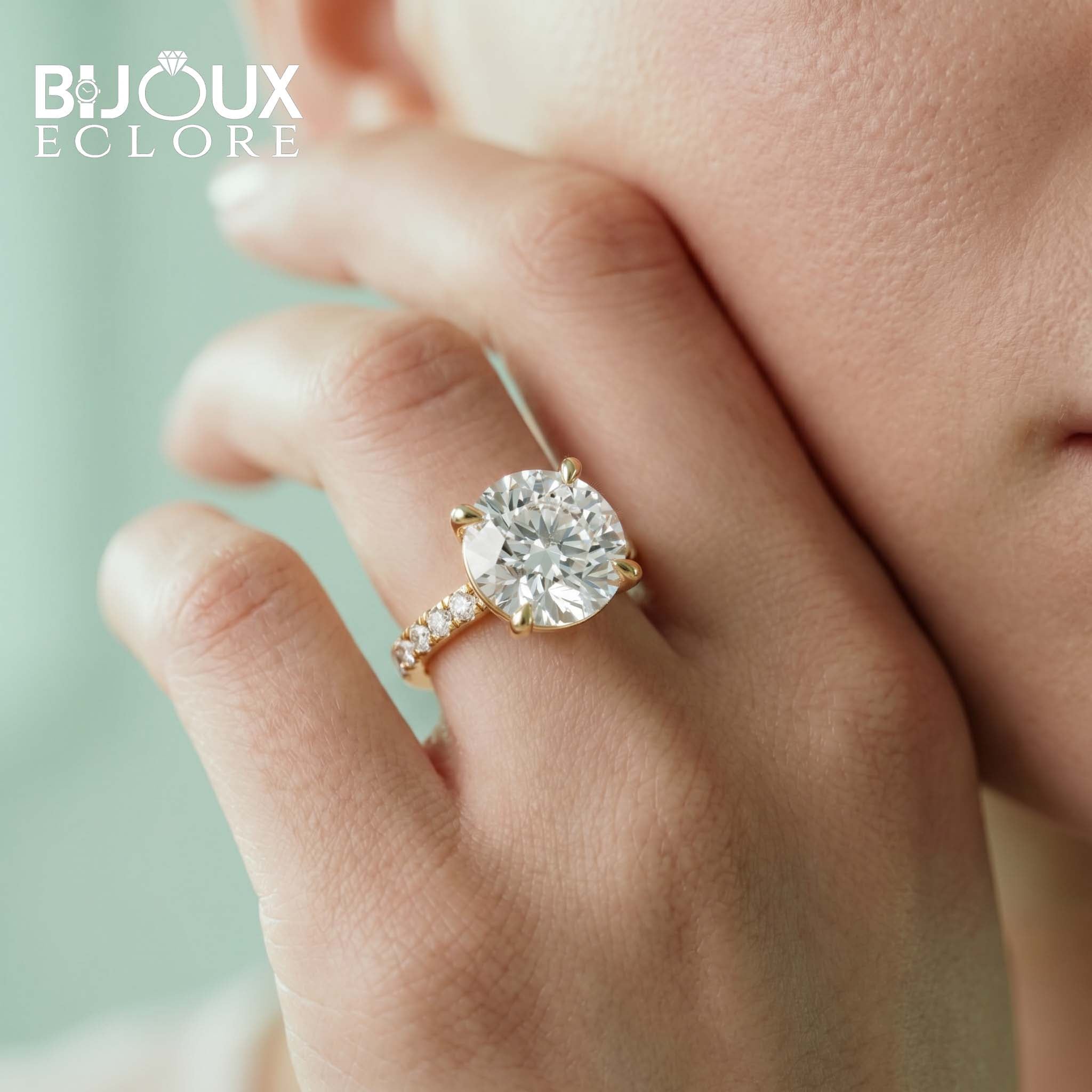 Grande Lumière Round Diamond Engagement Ring with Pavé Diamond Band in Polished Gold - Bijoux Eclore