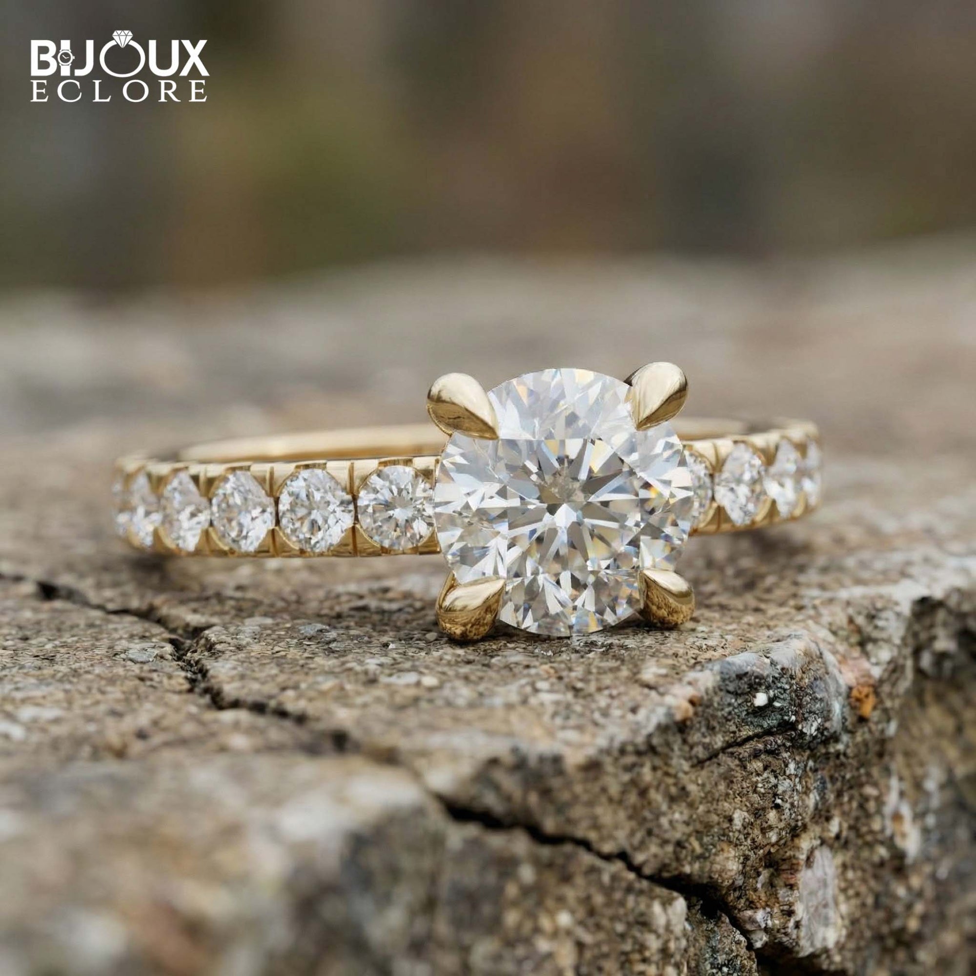 Round-Cut Diamond Set in a Timeless Yellow Gold Band with Glimmering Accent Diamonds - Bijoux Eclore
